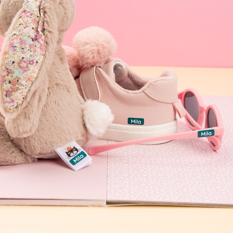 Peluche, chaussure d’enfant et lunettes de soleil avec étiquettes prénom personnalisées