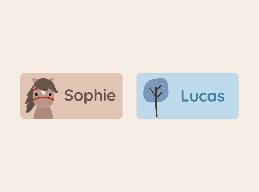 Deux autocollants nominatifs personnalisés : l’un avec un cheval et le prénom sophie, l’autre avec un arbre et le prénom lucas