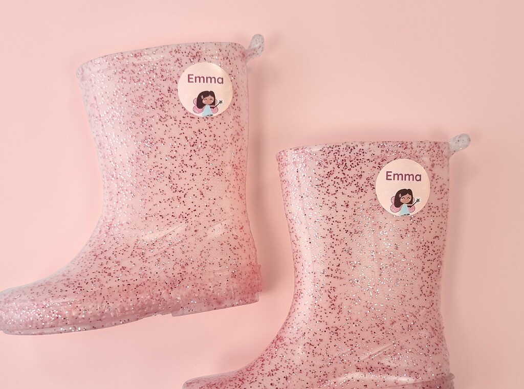 Plus de sécurité au quotidien : découvre les étiquettes nominatives pour les enfants 1 Bottes de pluie roses pailletées avec autocollants nominatifs personnalisés