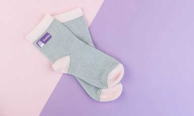 Chaussettes rayées avec étiquette thermocollante violette portant le prénom 'Stella'