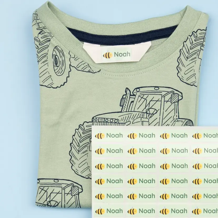 Étiquettes nominatives personnalisées sur un t-shirt enfant avec tracteurs.