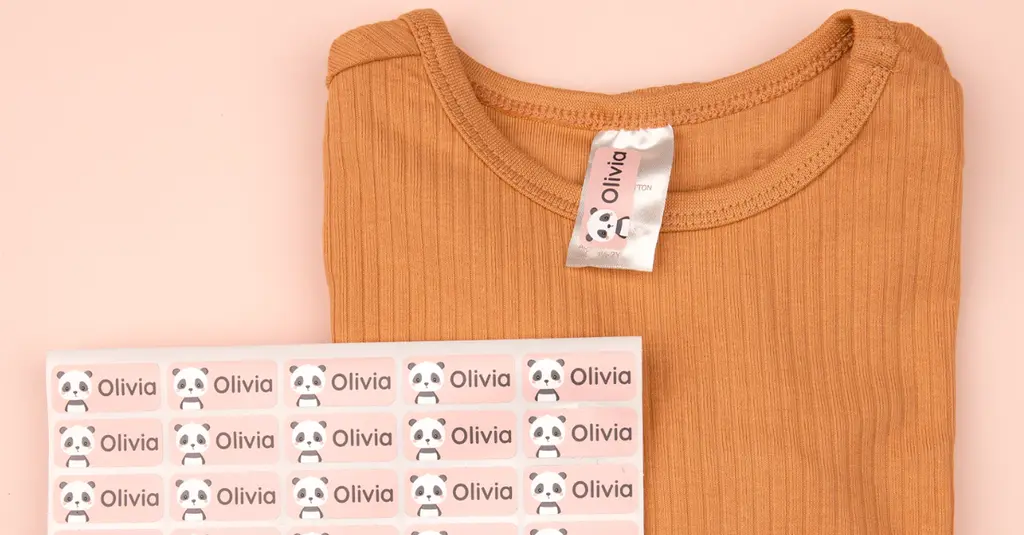 Étiquette nominative thermocollante sur un t-shirt avec autocollants assortis.