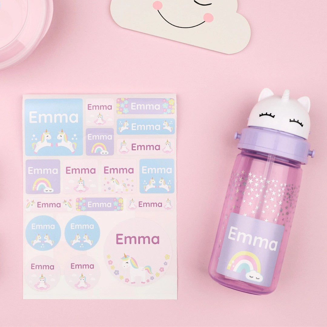 Planche d’étiquettes nominatives licorne avec une gourde rose assortie.