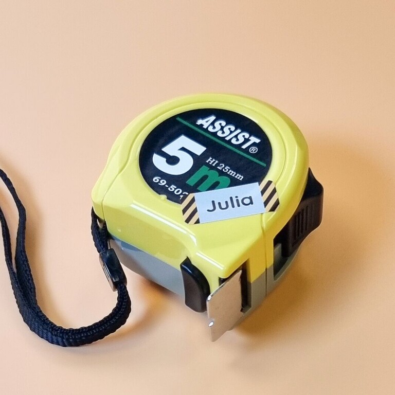 Mètre ruban jaune avec un autocollant nominatif personnalisé portant le texte Julia
