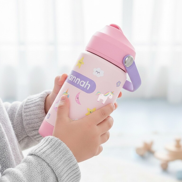 Gourde pour enfants tenue à la main