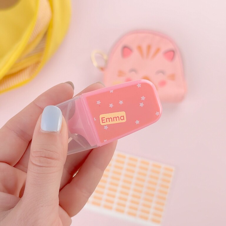 Mini-autocollants sur petits objets