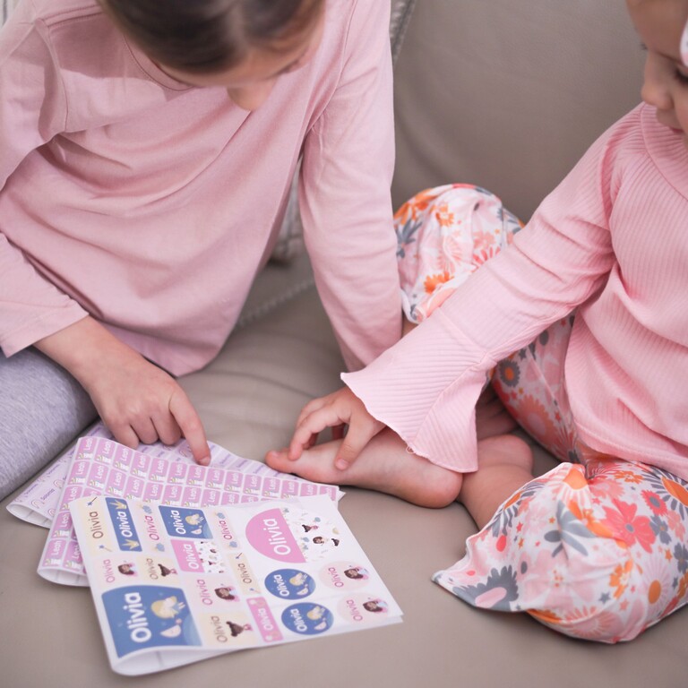 Enfants regardant de grands autocollants nominatifs