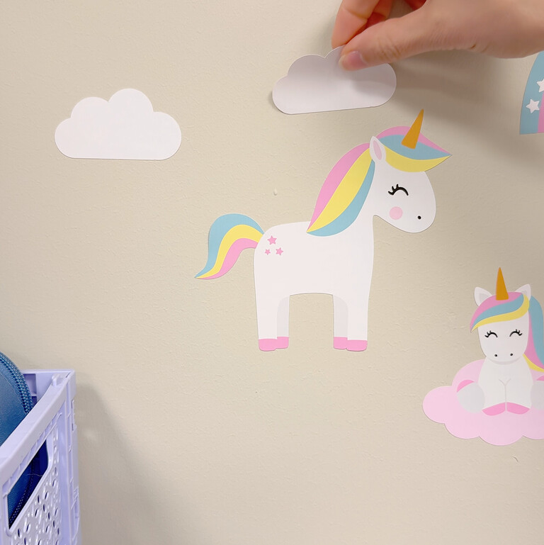 Pose des stickers muraux licornes sur le mur