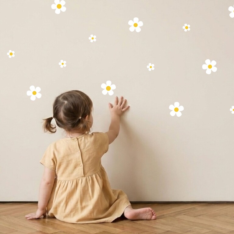 Enfant colle des stickers muraux Daisy blancs sur le mur
