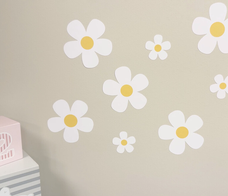 Gros plan de stickers muraux Daisy blancs sur le mur