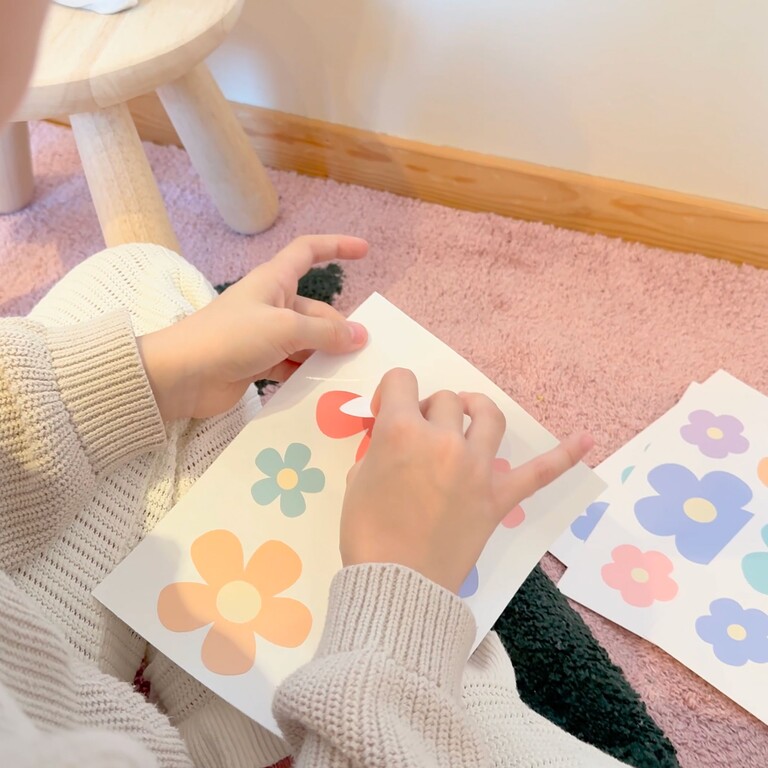 Enfant détache des stickers muraux Daisy colorés de la planche