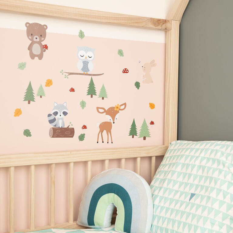 Stickers muraux animaux de la forêt sur le mur à côté d'un lit d'enfant