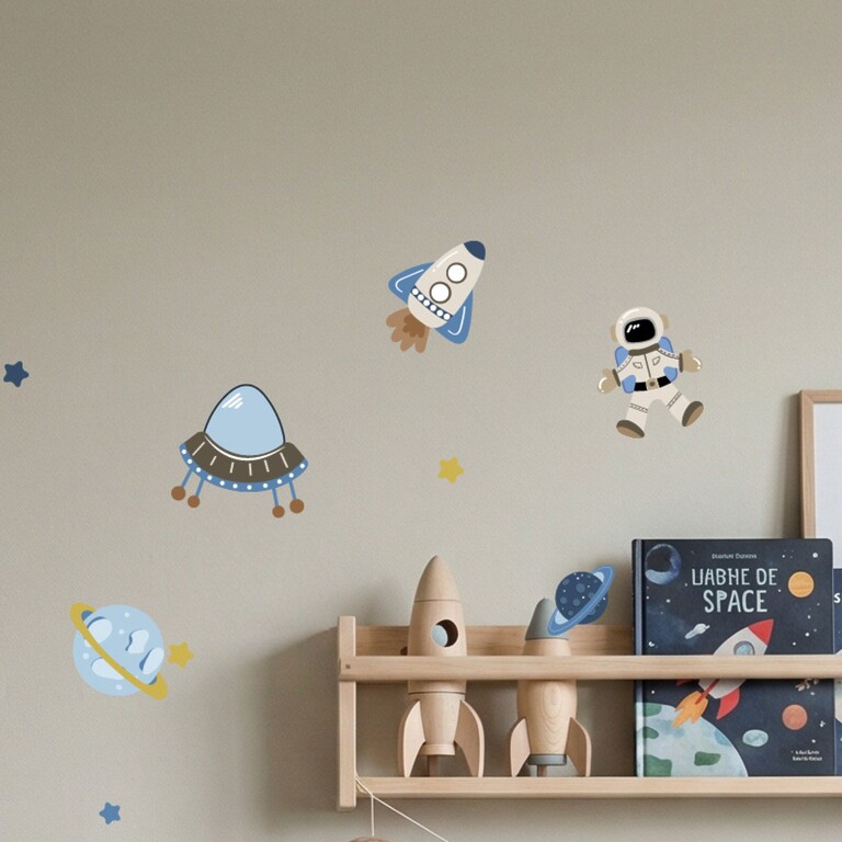 Stickers muraux astronaute espace dans la chambre d'enfant avec étagère