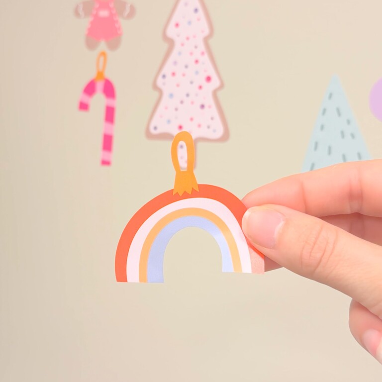 Élément de stickers muraux Holly Jolly tenu à la main
