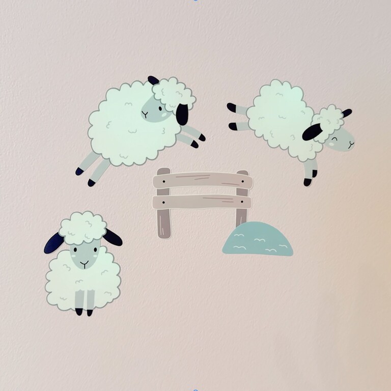Trois stickers muraux phosphorescents moutons dans la chambre d'enfant