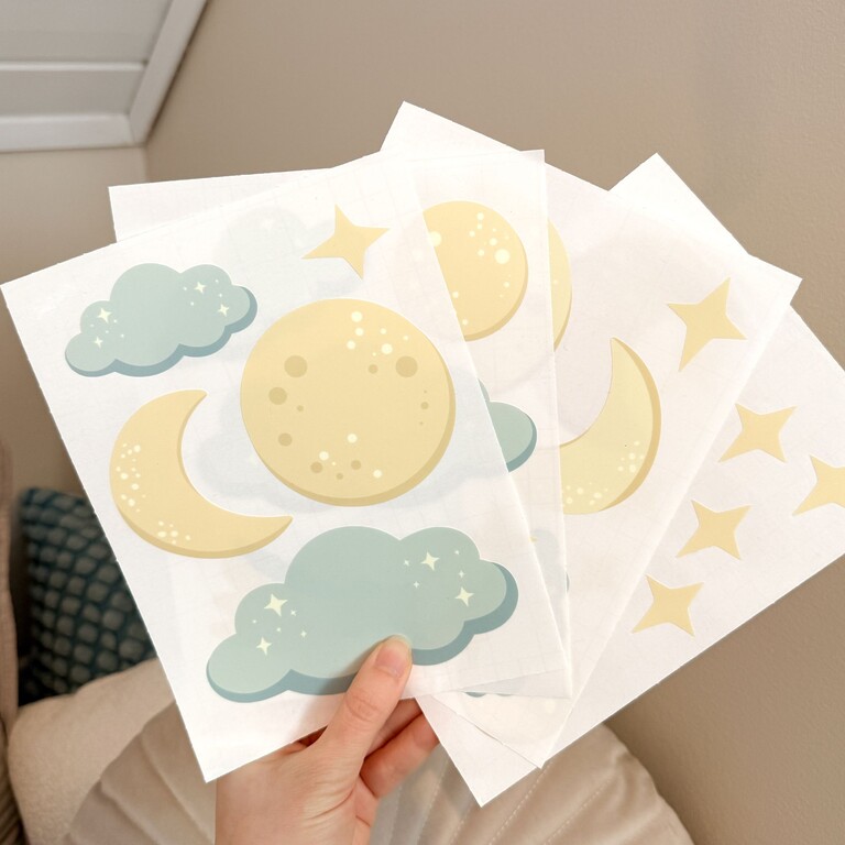 Stickers muraux ciel étoilé phosphorescents dans la chambre d'enfant