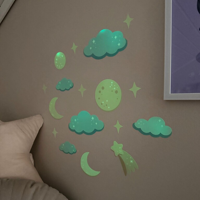 Stickers muraux ciel étoilé qui brillent dans l'obscurité dans la chambre d'enfant