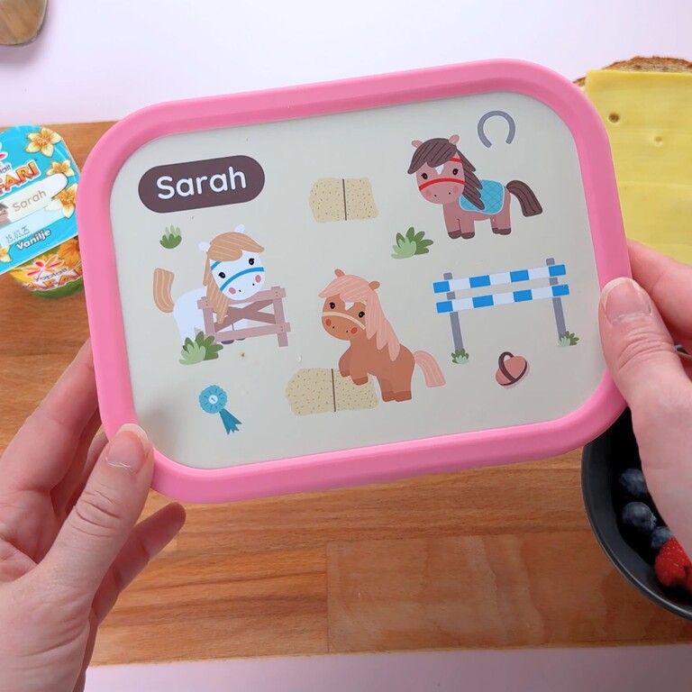 Boîte à goûter rose avec design chevaux et prénom