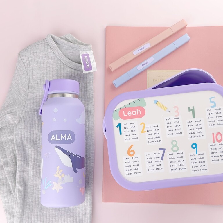 Boîte à goûter violette avec design tables de multiplication