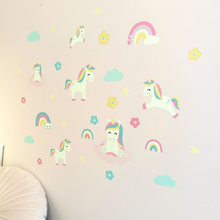 Stickers muraux licornes phosphorescents dans la chambre d'enfant