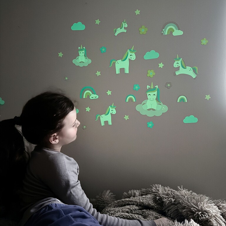 Stickers muraux licornes phosphorescents au mur