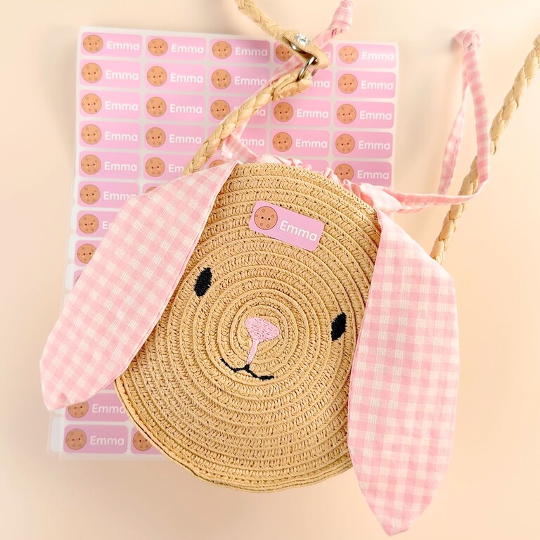 Autocollants nominatifs sur un petit sac d'enfant