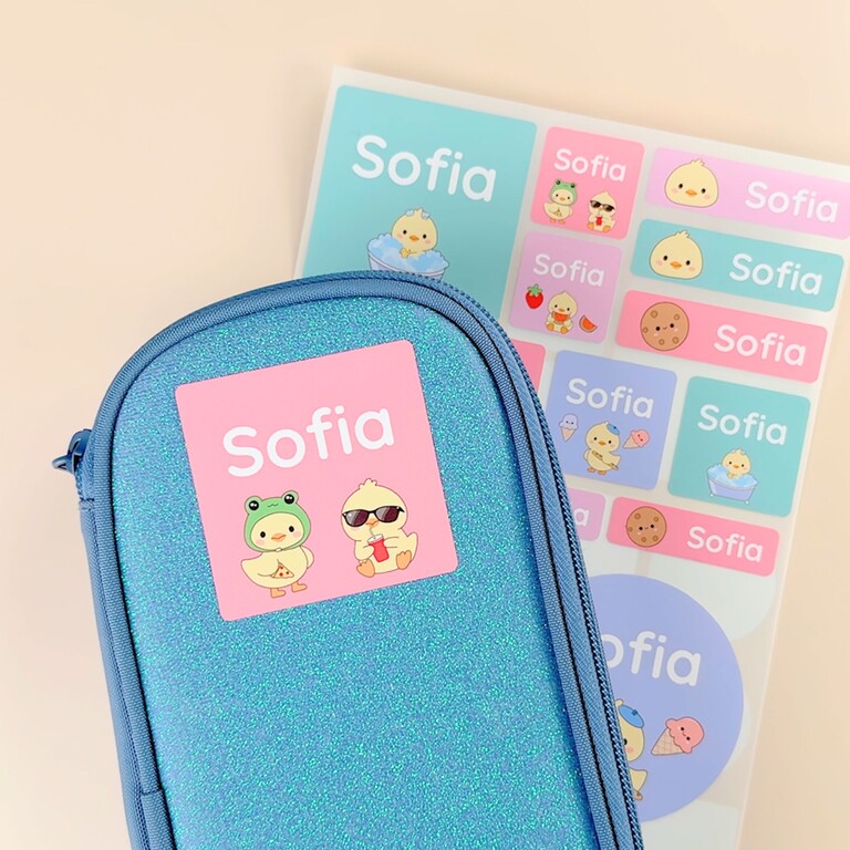 Grands autocollants nominatifs sur une trousse bleue